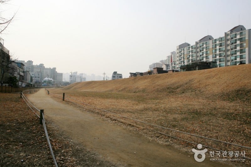 Pungnaptoseong Fortress  (1/11)