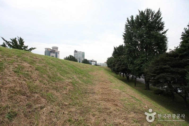 Pungnaptoseong Fortress  (2/11)