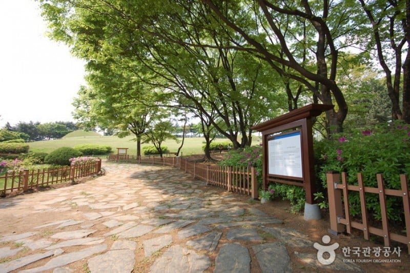 Seoul Bangidong Ancient Tombs  (1/15)