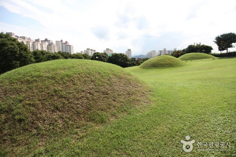 Seoul Bangidong Ancient Tombs  (2/15)