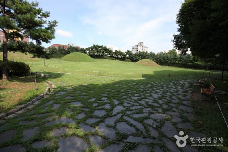 Seoul Bangidong Ancient Tombs  (3/15)