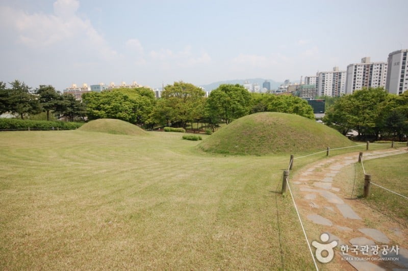 Seoul Bangidong Ancient Tombs  (13/15)
