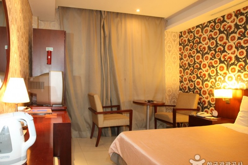Friend Hotel  (3/17)