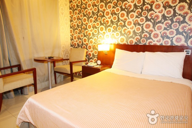 Friend Hotel  (4/17)