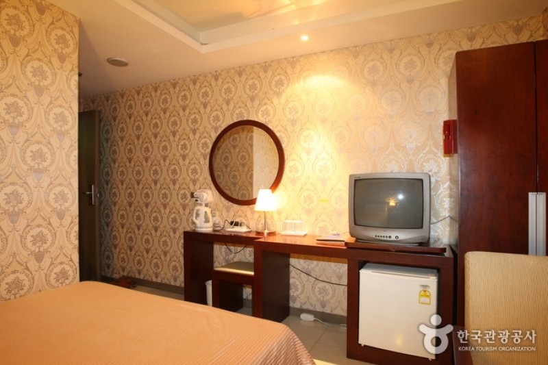 Friend Hotel  (6/17)