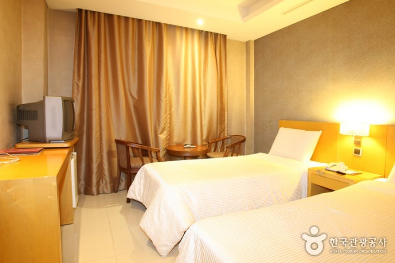 Friend Hotel  (8/17)