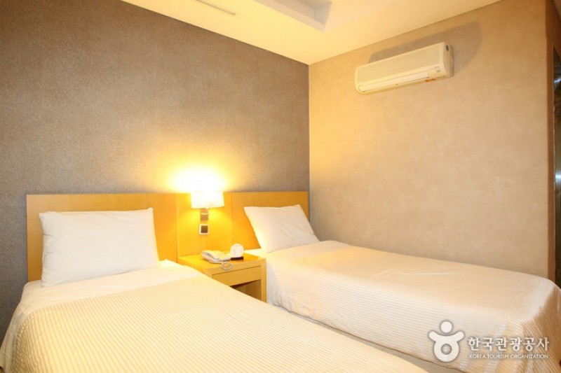 Friend Hotel  (9/17)