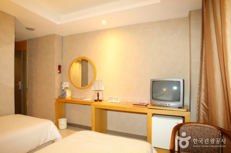 Friend Hotel  (10/17)