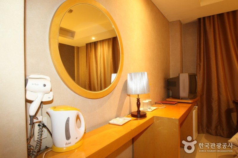 Friend Hotel  (11/17)