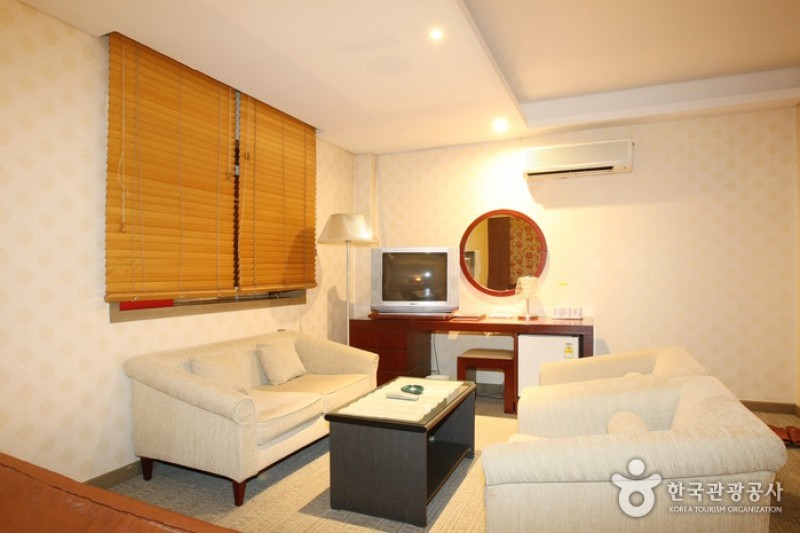Friend Hotel  (16/17)