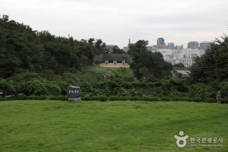 Hwanghakjeong Pavilion  (3/6)