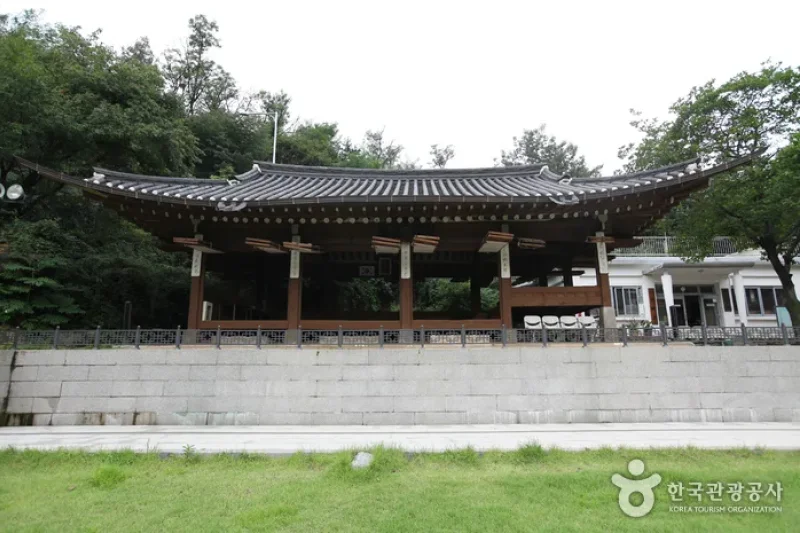 Hwanghakjeong Pavilion  (4/6)