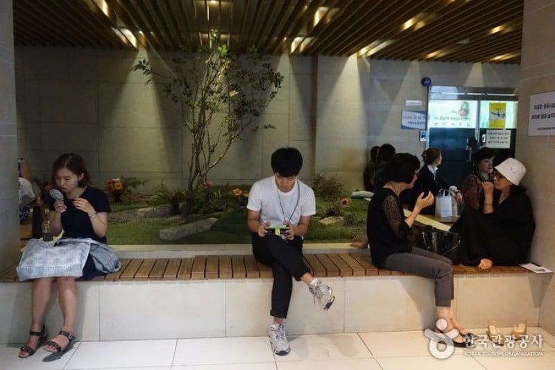 Gangnam Station Underground Shopping Center  (1/6)