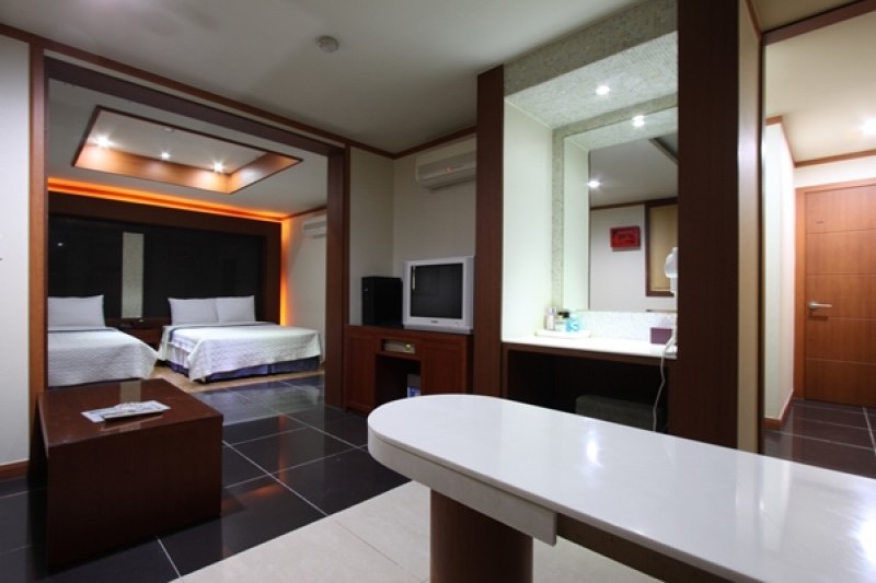 Merdien Hotel - Goodstay  (7/17)