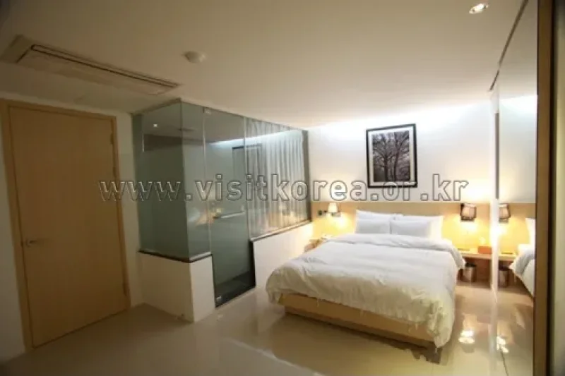 Jun Hei Bin Hotel - Goodstay  (2/15)