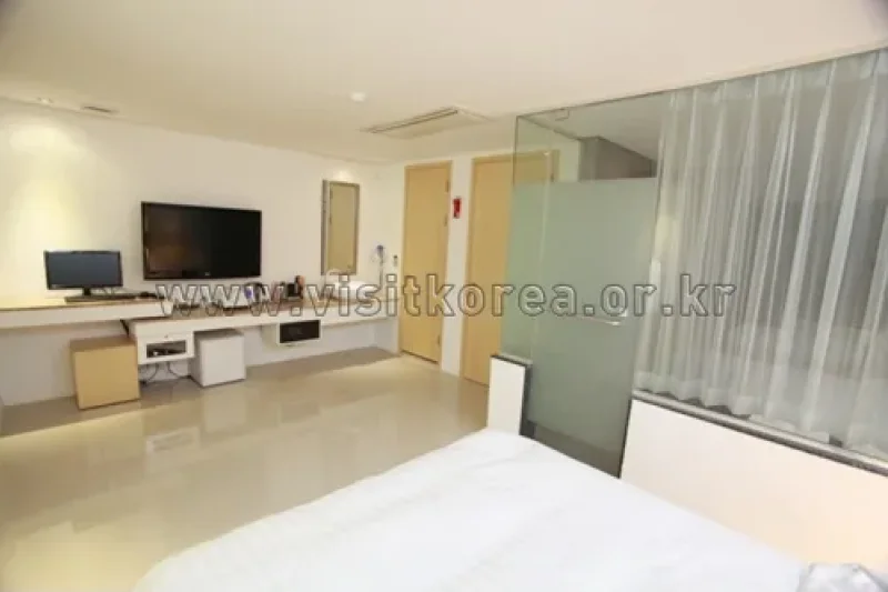 Jun Hei Bin Hotel - Goodstay  (4/15)