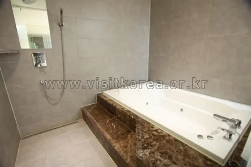Jun Hei Bin Hotel - Goodstay  (6/15)