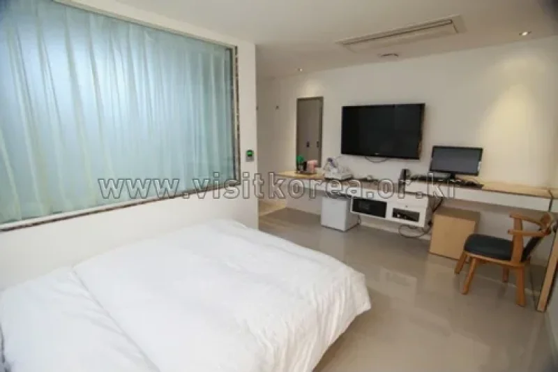 Jun Hei Bin Hotel - Goodstay  (10/15)