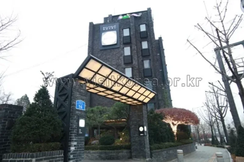 Jun Hei Bin Hotel - Goodstay  (12/15)