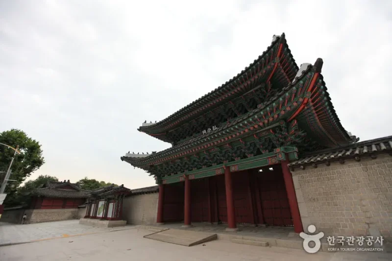 Changgyeonggung Palace Honghwamun Gate  (1/12)