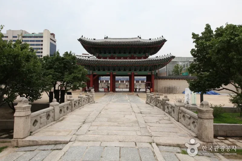 Changgyeonggung Palace Honghwamun Gate  (2/12)