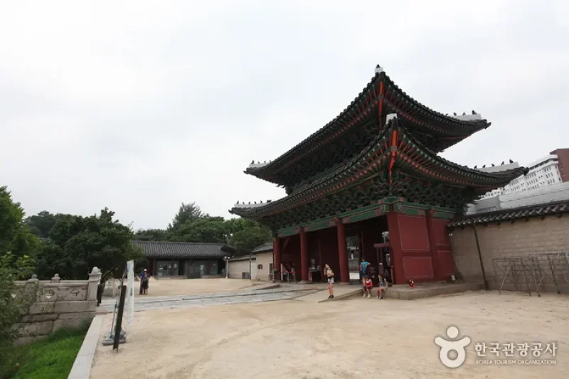 Changgyeonggung Palace Honghwamun Gate  (3/12)