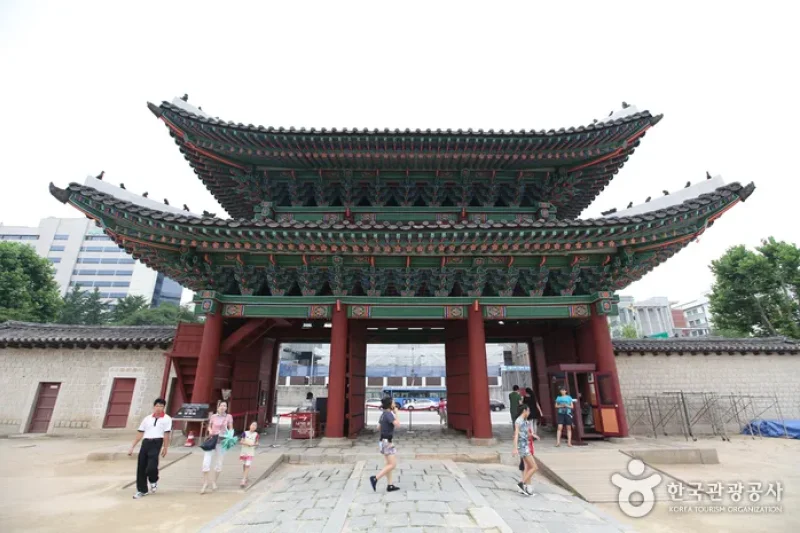 Changgyeonggung Palace Honghwamun Gate  (4/12)