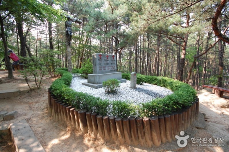 Samseongsan Holy Ground  (1/7)
