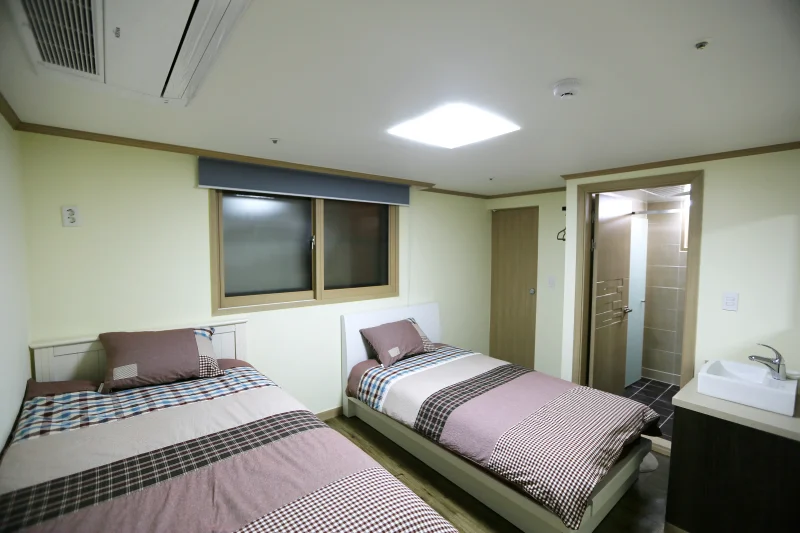 Roi House  (5/12)