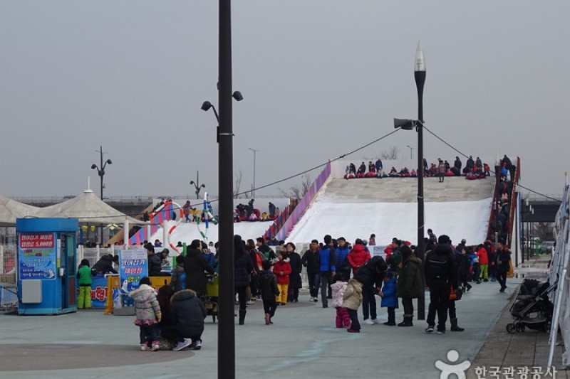 Yeouido Hangang Park Sledding Hill  (4/5)