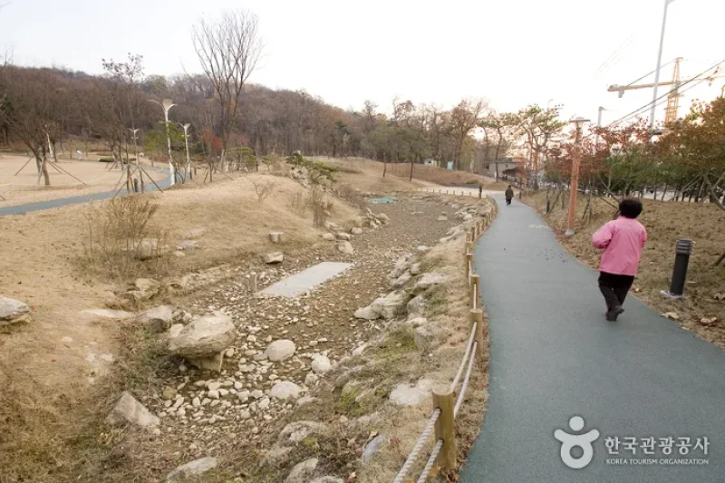 Iljasan Mountain Natural Park (일자산자연공원) (1/12)