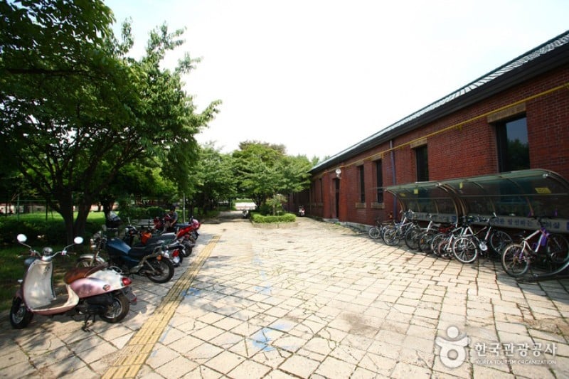 Jeongdok Library  (2/8)