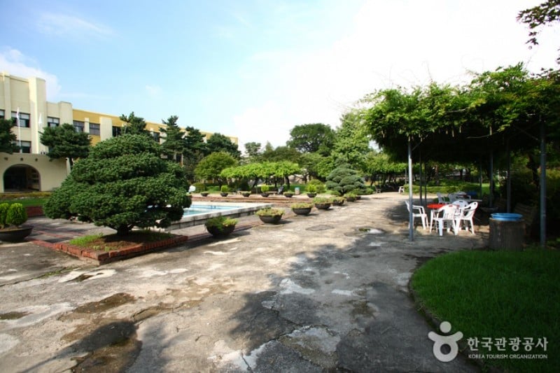 Jeongdok Library  (4/8)