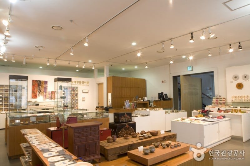 Korean Craft Promotion Foundation  (2/13)