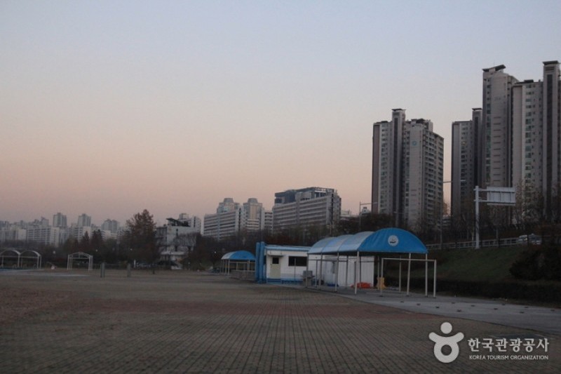Outdoor Swimming Pools in Jamsil Hangang Park  (1/4)