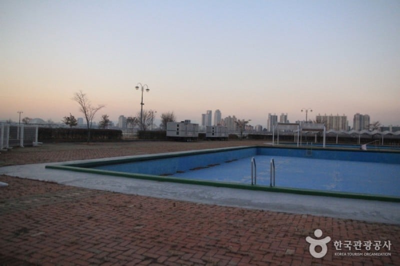 Outdoor Swimming Pools in Jamsil Hangang Park  (2/4)
