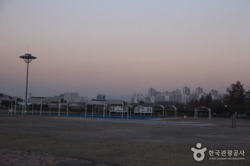 Outdoor Swimming Pools in Jamsil Hangang Park  (3/4)