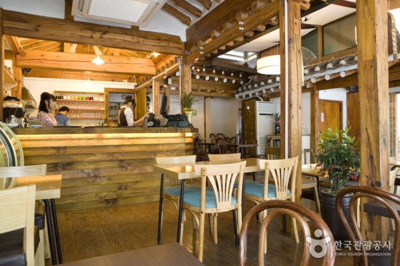 Café Moon  (1/29)