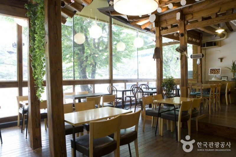 Café Moon  (2/29)