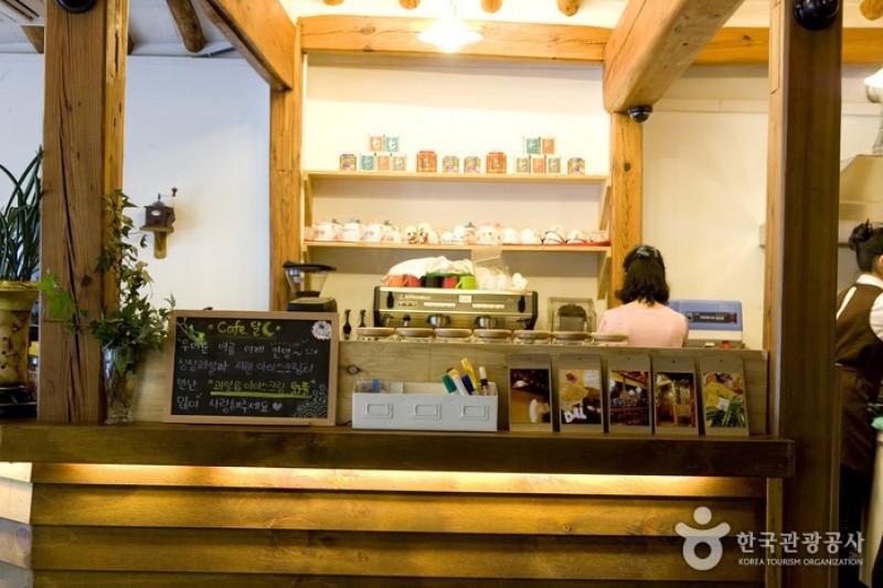 Café Moon  (5/29)