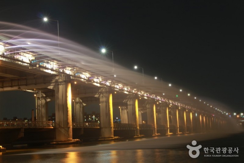 Banpo Bridge Rainbow Fountain  (1/11)