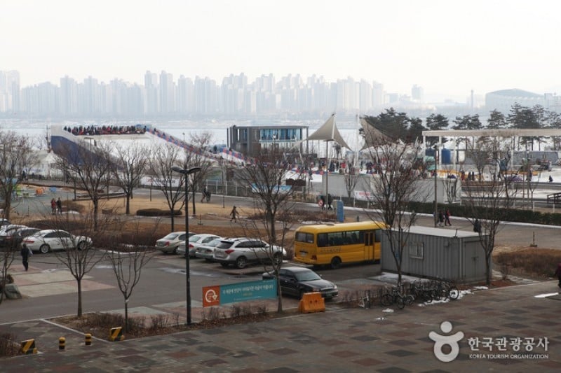 Ttukseom Hangang Park Sledding Hill  (1/25)