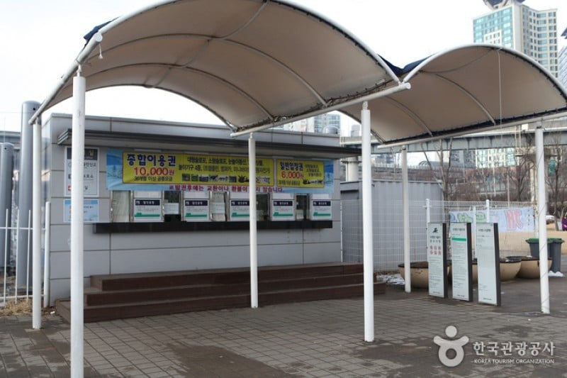 Ttukseom Hangang Park Sledding Hill  (4/25)