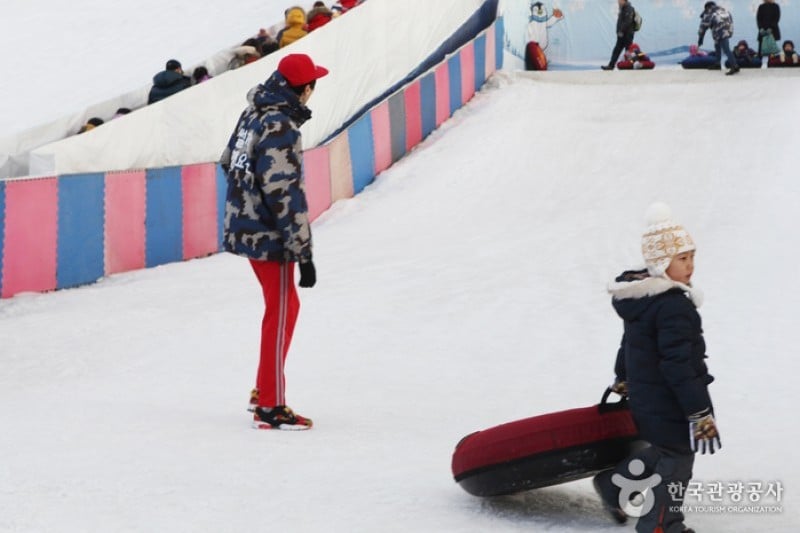 Ttukseom Hangang Park Sledding Hill  (13/25)