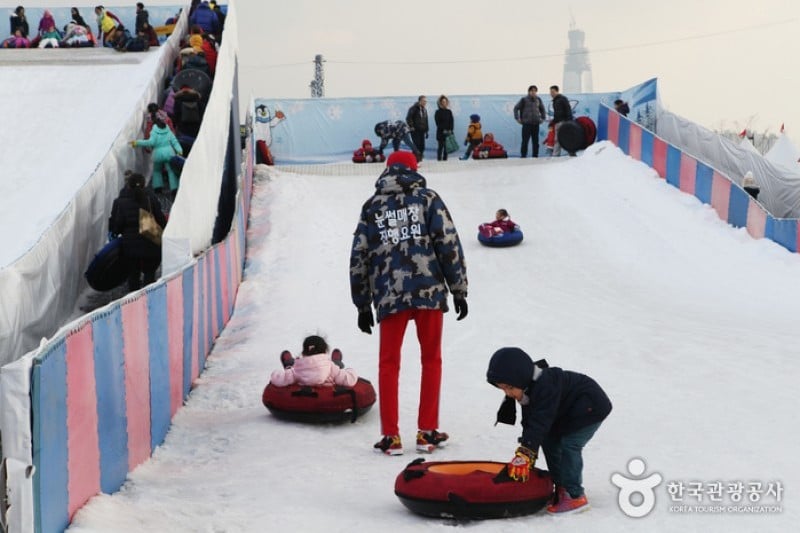Ttukseom Hangang Park Sledding Hill  (15/25)