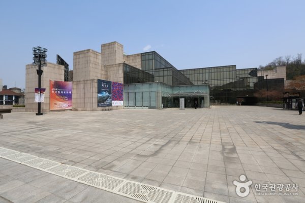 Hangaram Art Museum in Seoul Arts Center
