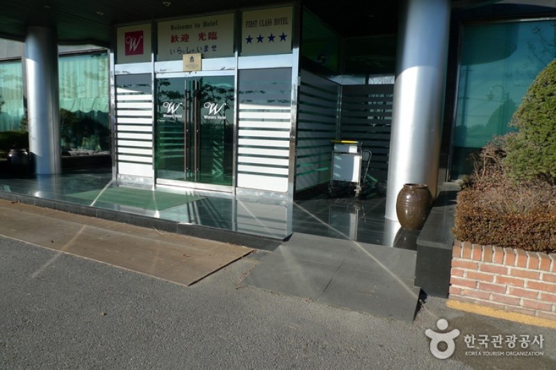Winners Tourist Hotel  (4/10)