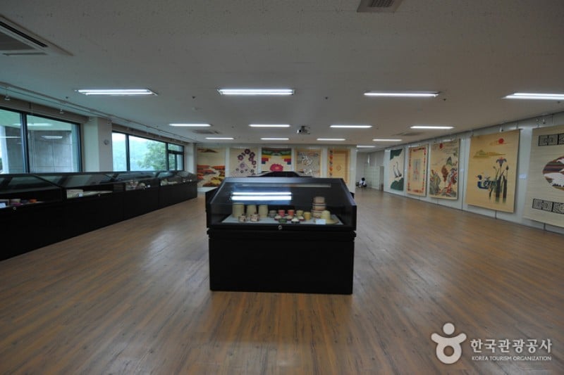 Hwamunseok Cultural Center  (1/6)