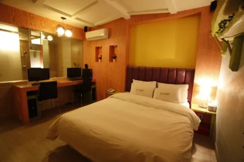 Amber Hotel - Goodstay  (3/19)