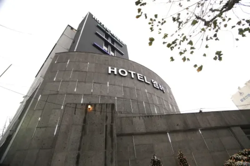 Amber Hotel - Goodstay  (9/19)